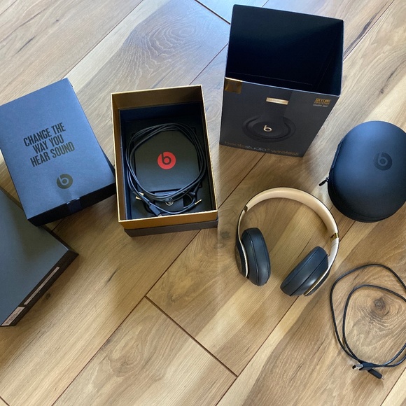 Beats Studio 3 Wireless Headphones - Picture 3 of 16